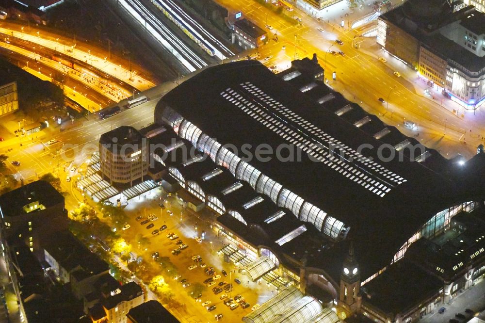 Hamburg at night from the bird perspective: Night lighting Track progress and building of the main station of the railway in Hamburg, Germany
