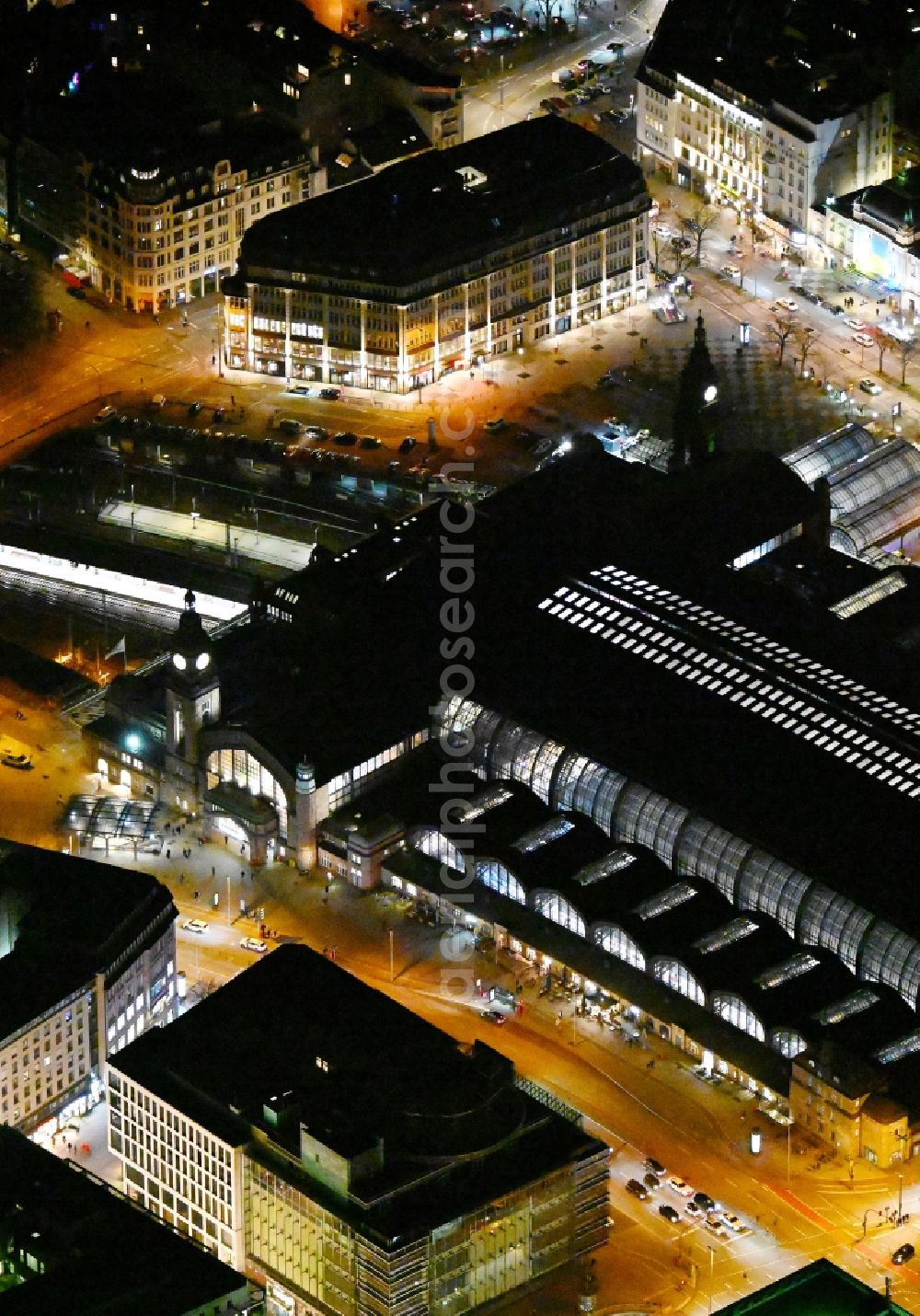 Hamburg at night from the bird perspective: Night lighting track progress and building of the main station of the railway in the district Sankt Georgen in Hamburg, Germany