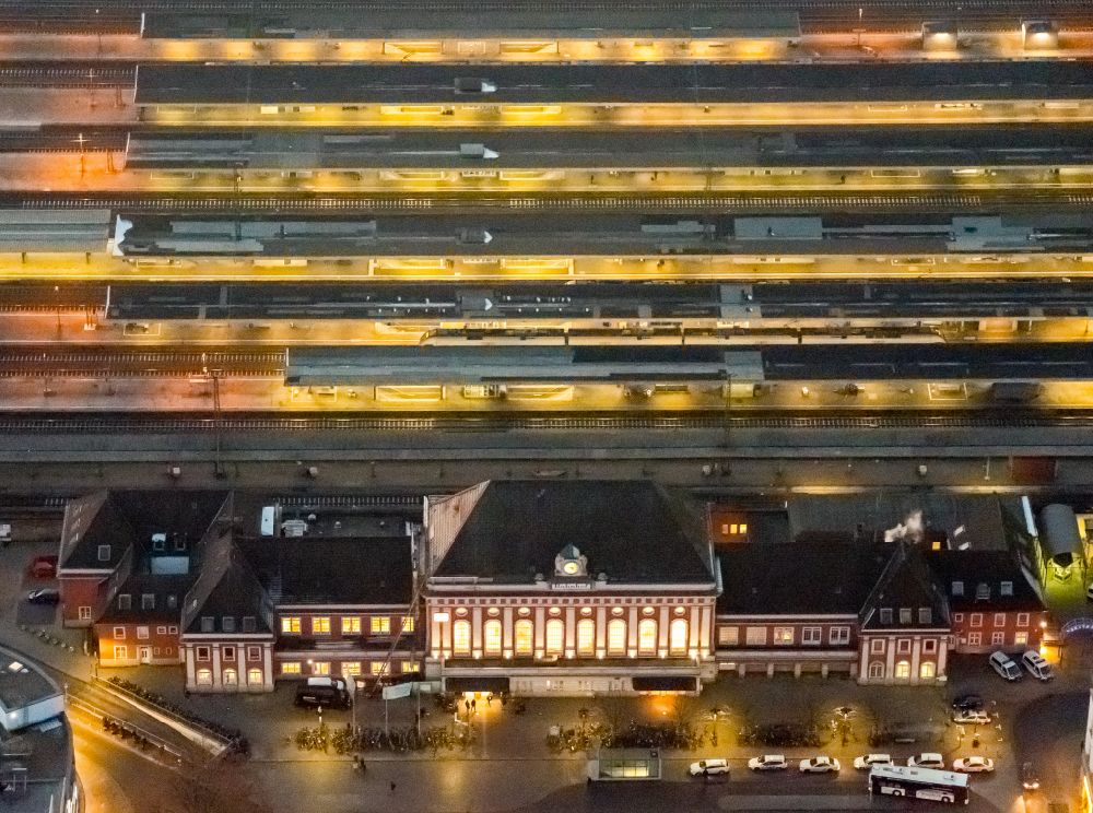 Aerial image at night Hamm - Night lighting Building of the main train station of Deutsche Bahn on Willy-Brandt-Platz in Hamm in the Ruhr area in the state of North Rhine-Westphalia, Germany