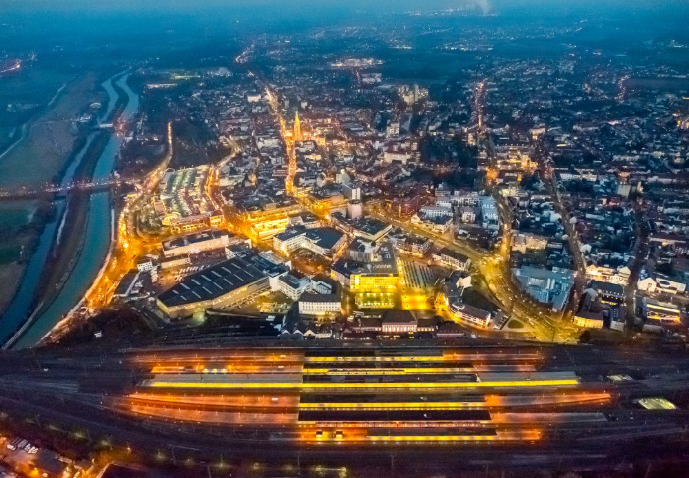 Aerial photograph at night Hamm - Night lighting Building of the main train station of Deutsche Bahn on Willy-Brandt-Platz in Hamm in the Ruhr area in the state of North Rhine-Westphalia, Germany