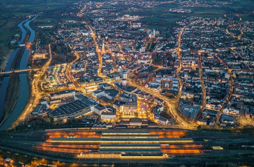 Aerial photograph at night Hamm - Night lighting track progress and building of the main station of the railway in Hamm in the state North Rhine-Westphalia, Germany