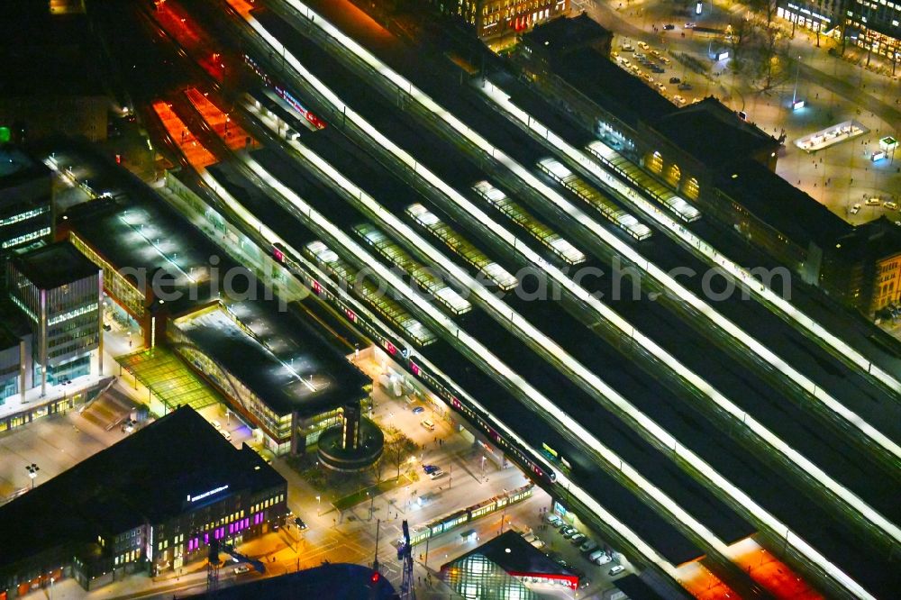 Hannover at night from the bird perspective: Night lighting Track progress and building of the main station of the railway in Hannover in the state Lower Saxony, Germany