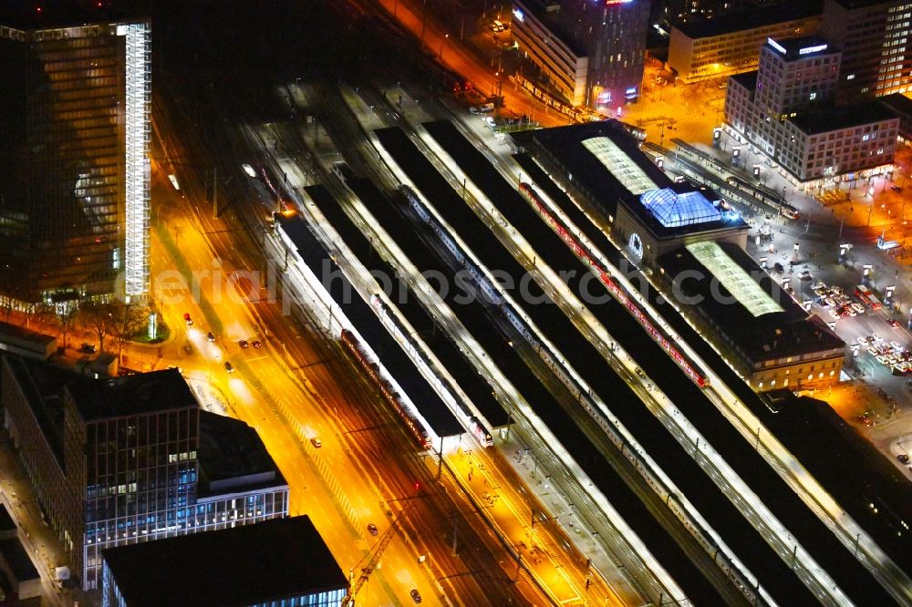 Aerial photograph at night Mannheim - Night lighting track progress and building of the main station of the railway in Mannheim in the state Baden-Wurttemberg, Germany