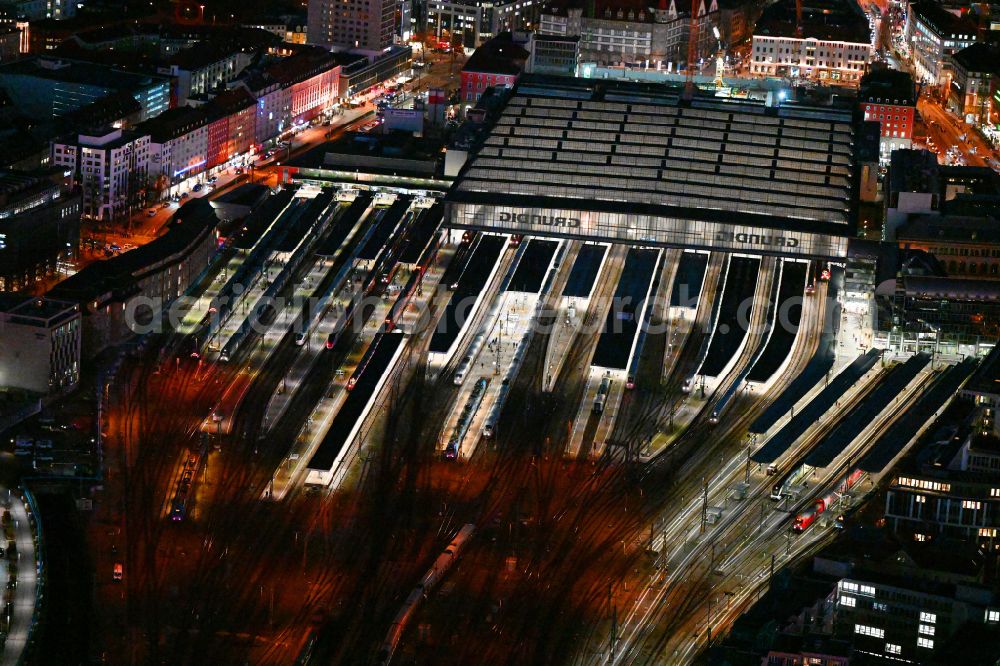 Aerial photograph at night München - Night lighting track progress and building of the main station of the railway in Munich in the state Bavaria, Germany