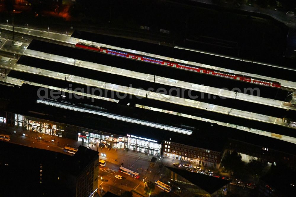 Münster at night from the bird perspective: Night lighting Track progress and building of the main station of the railway in Muenster in the state North Rhine-Westphalia, Germany