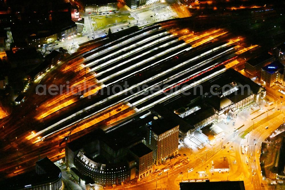 Nürnberg at night from the bird perspective: Night lighting Track progress and building of the main station of the railway in the district Tafelhof in Nuremberg in the state Bavaria, Germany
