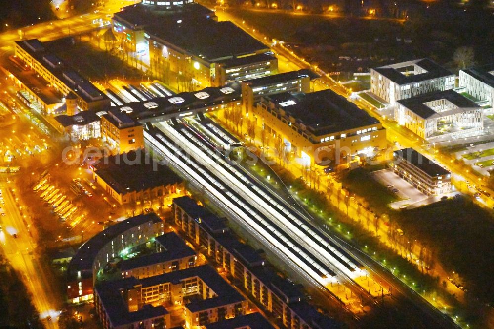 Aerial photograph at night Potsdam - Night lighting Track progress and building of the main station of the railway in the district Innenstadt in Potsdam in the state Brandenburg, Germany