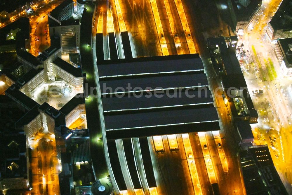 Aerial photograph at night Düsseldorf - Night lighting track progress and building of the main station of the railway in the district Oberbilk in Duesseldorf in the state North Rhine-Westphalia, Germany