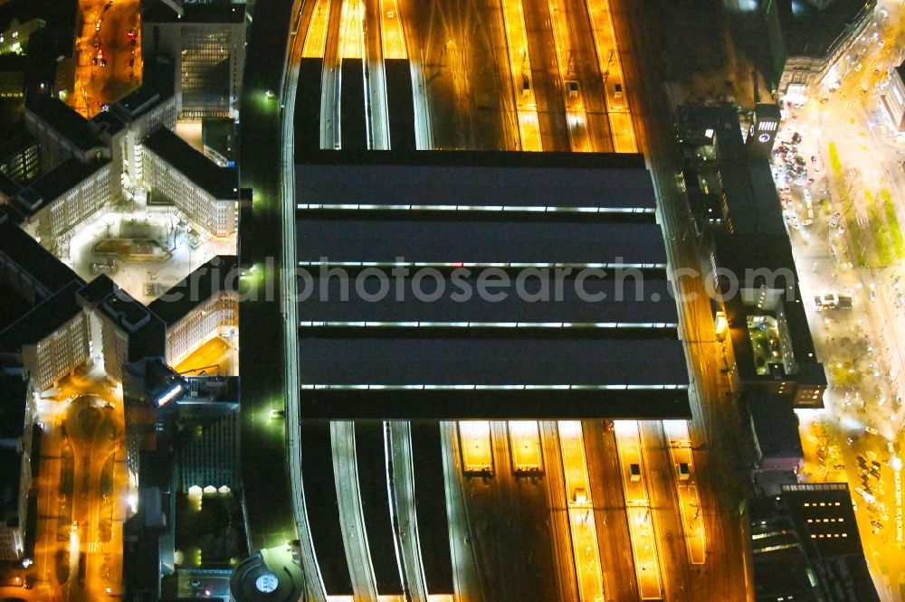 Aerial image at night Düsseldorf - Night lighting track progress and building of the main station of the railway in the district Oberbilk in Duesseldorf in the state North Rhine-Westphalia, Germany