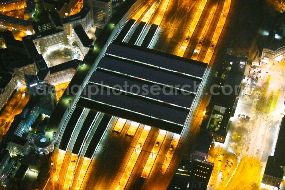 Düsseldorf at night from the bird perspective: Night lighting track progress and building of the main station of the railway in the district Oberbilk in Duesseldorf in the state North Rhine-Westphalia, Germany