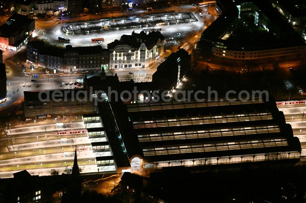 Lübeck at night from the bird perspective: Night lighting main station of the railway in the district Sankt Lorenz Sued in Luebeck in the state Schleswig-Holstein