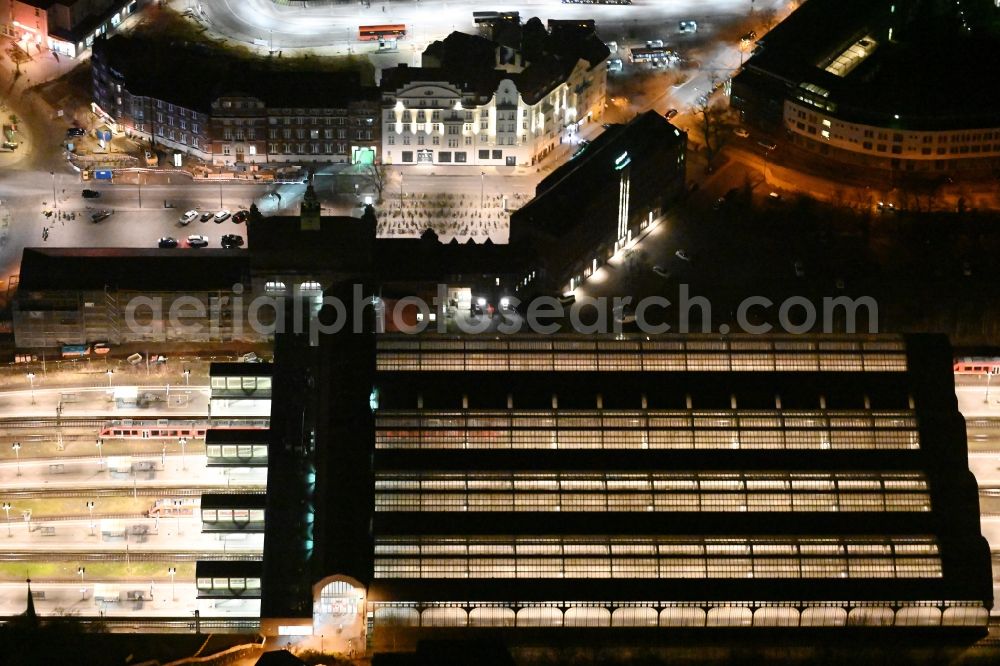 Aerial photograph at night Lübeck - Night lighting main station of the railway in the district Sankt Lorenz Sued in Luebeck in the state Schleswig-Holstein