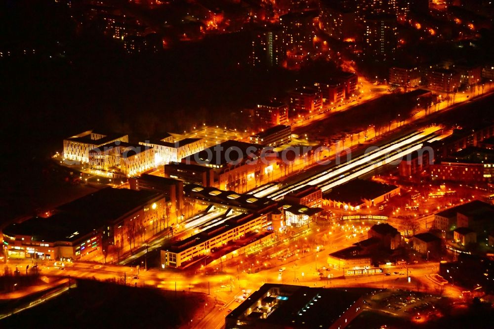 Aerial photograph at night Potsdam - Night lighting track progress and building of the main station of the railway in the district Suedliche Innenstadt in Potsdam in the state Brandenburg, Germany