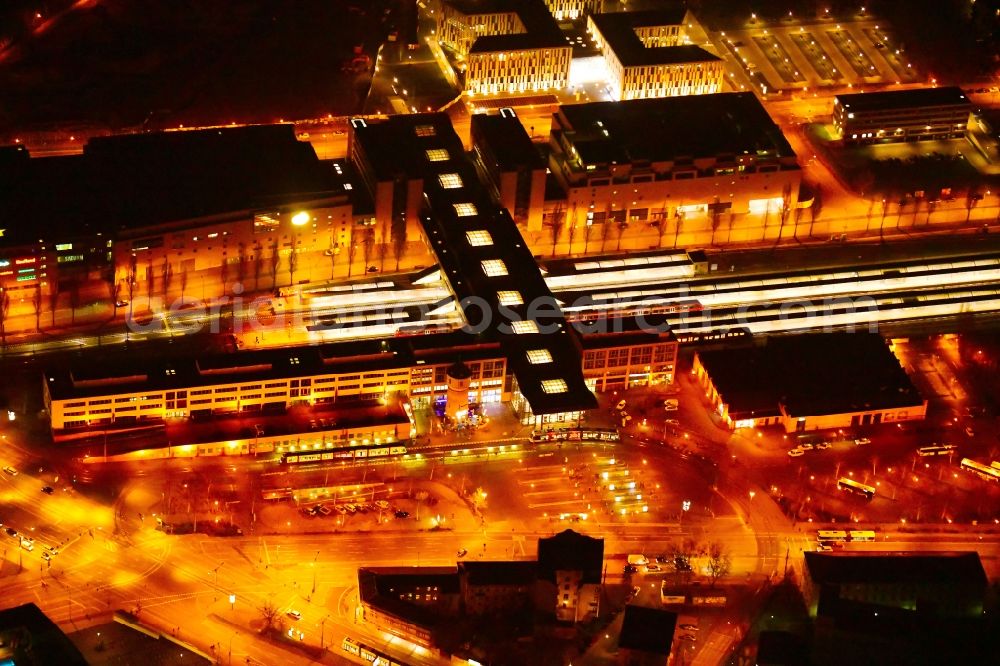 Potsdam at night from the bird perspective: Night lighting track progress and building of the main station of the railway in the district Suedliche Innenstadt in Potsdam in the state Brandenburg, Germany