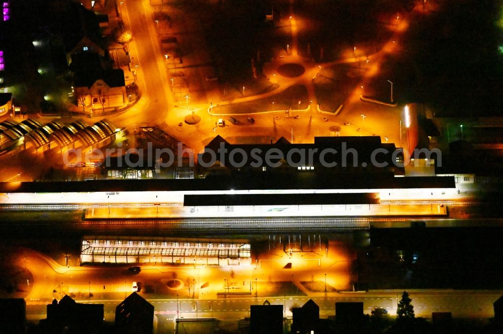 Wernigerode at night from the bird perspective: Night lighting track progress and building of the main station of the railway in Wernigerode in the state Saxony-Anhalt, Germany