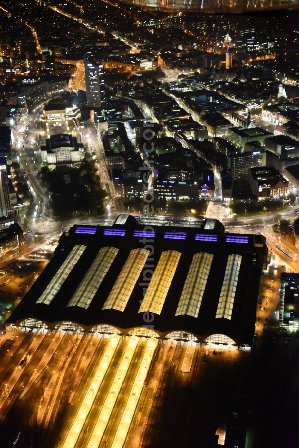 Aerial photograph at night Leipzig - View of the Leipzig Central Station and the shopping center in the walkways to the station