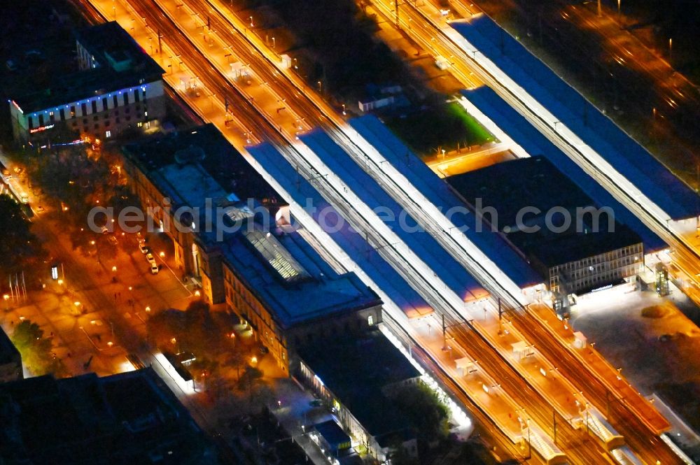 Magdeburg at night from above - Night lighting track progress and building of the main station of the railway in the district Zentrum in Magdeburg in the state Saxony-Anhalt, Germany