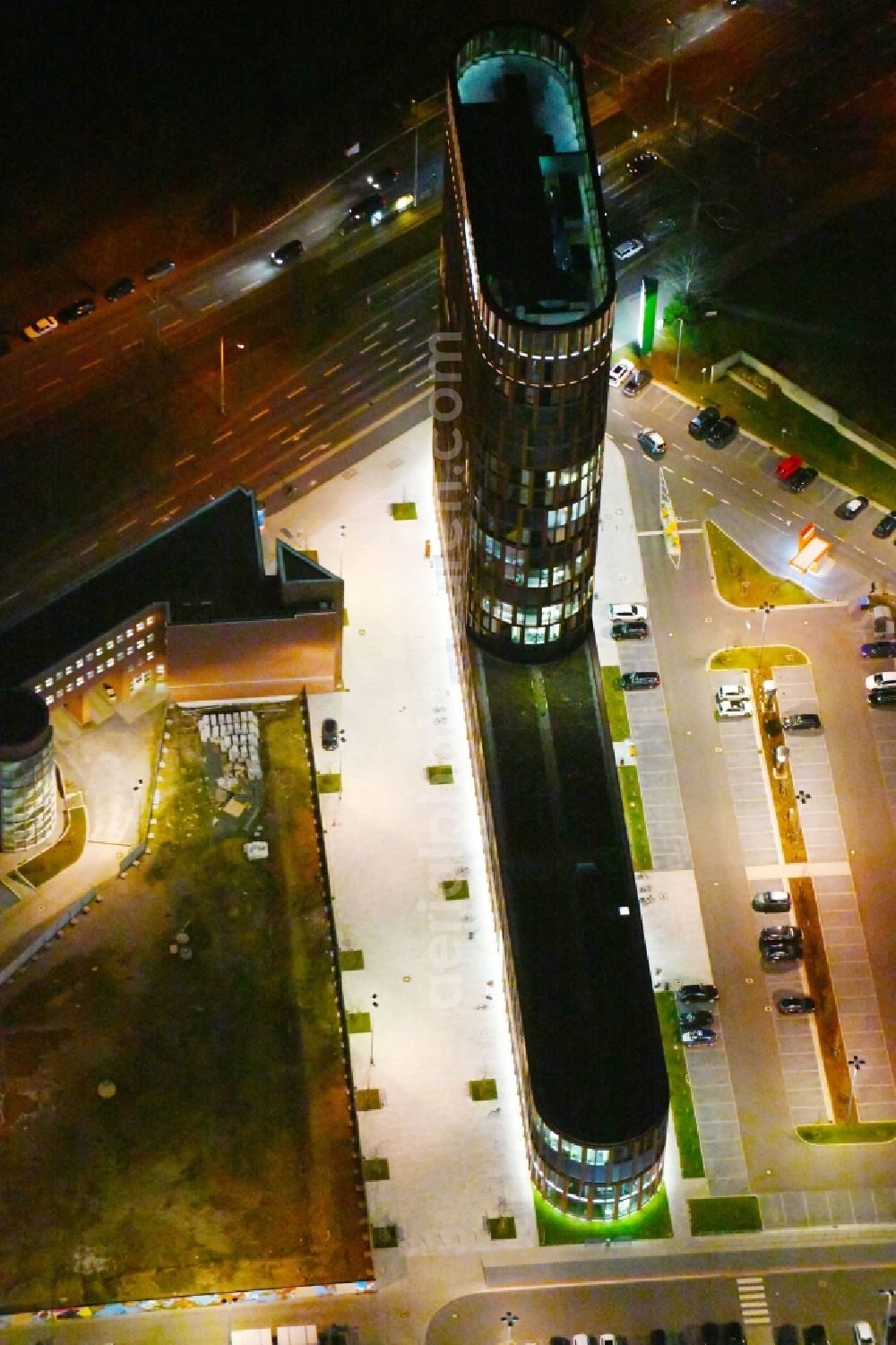 Braunschweig at night from the bird perspective: Night lighting Building of the skyscraper at BRAWOPARK of the Volksbank in Braunschweig in the state Lower Saxony
