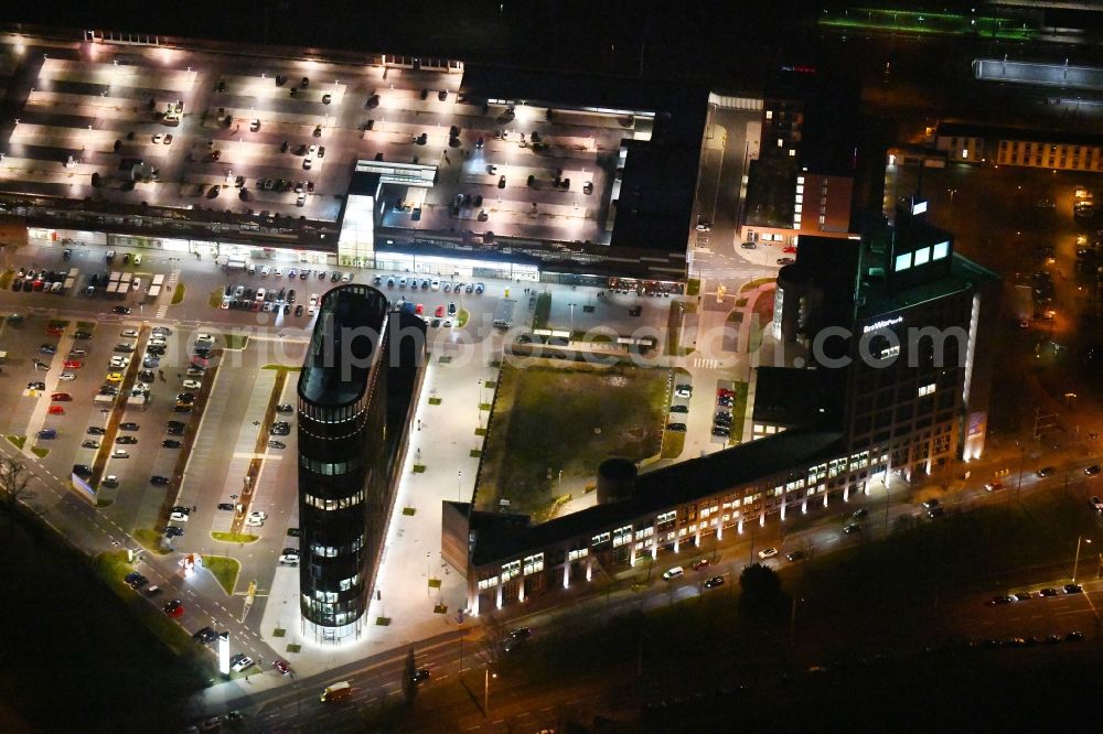 Aerial photograph at night Braunschweig - Night lighting Building of the skyscraper at BRAWOPARK of the Volksbank in Braunschweig in the state Lower Saxony