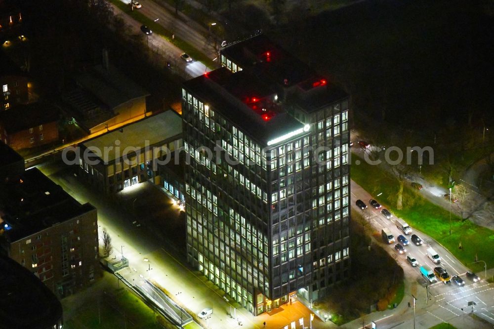 Aerial image at night Hamburg - Night lighting high-rise skyscraper building and bank administration of the financial services company Commerzbank on Luebeckertordamm corner Sechslingspforte in the district Sankt Georg in Hamburg, Germany