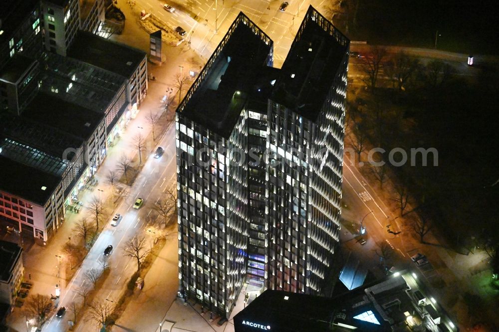 Aerial photograph at night Hamburg - Night lighting high-rise ensemble of Tanzende Tuerme on corner Reeperbahn - Zirkusweg in the district Sankt Pauli in Hamburg, Germany