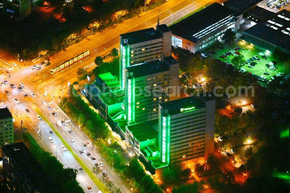 Berlin at night from the bird perspective: Night lighting High-rise building of the hotel complex Holiday Inn Berlin City East on Landsberger Allee in the district Lichtenberg in Berlin, Germany