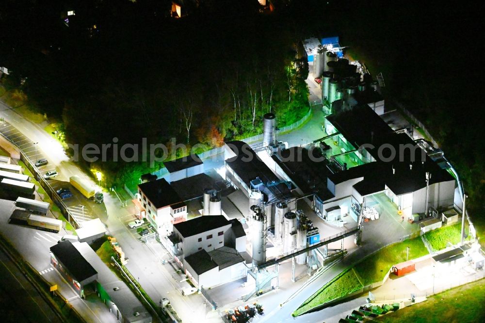 Aerial photograph at night Bexbach - Night lighting building and production halls on the premises Fuchs & Hoffmann Kakaoprodukte GmbH in Bexbach in the state Saarland, Germany