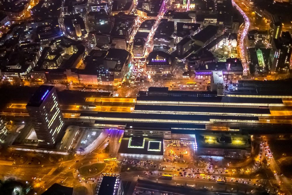 Essen at night from the bird perspective: Night lighting hotel complex on Central Station in Essen in the state North Rhine-Westphalia, Germany
