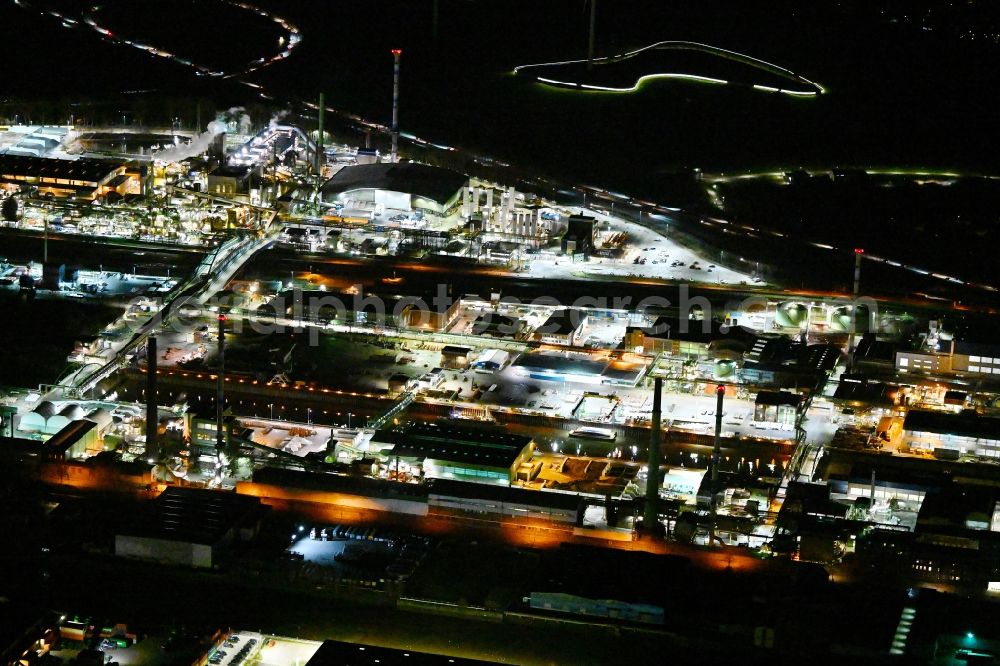 Hamburg at night from the bird perspective: Night lights and lighting ship moorings at the harbor basin of the North Elbe on the banks of the Peutestrasse - Mueggenburger Hauptdeich in the district Veddel in Hamburg, Germany