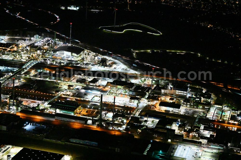 Aerial image at night Hamburg - Night lights and lighting ship moorings at the harbor basin of the North Elbe on the banks of the Peutestrasse - Mueggenburger Hauptdeich in the district Veddel in Hamburg, Germany