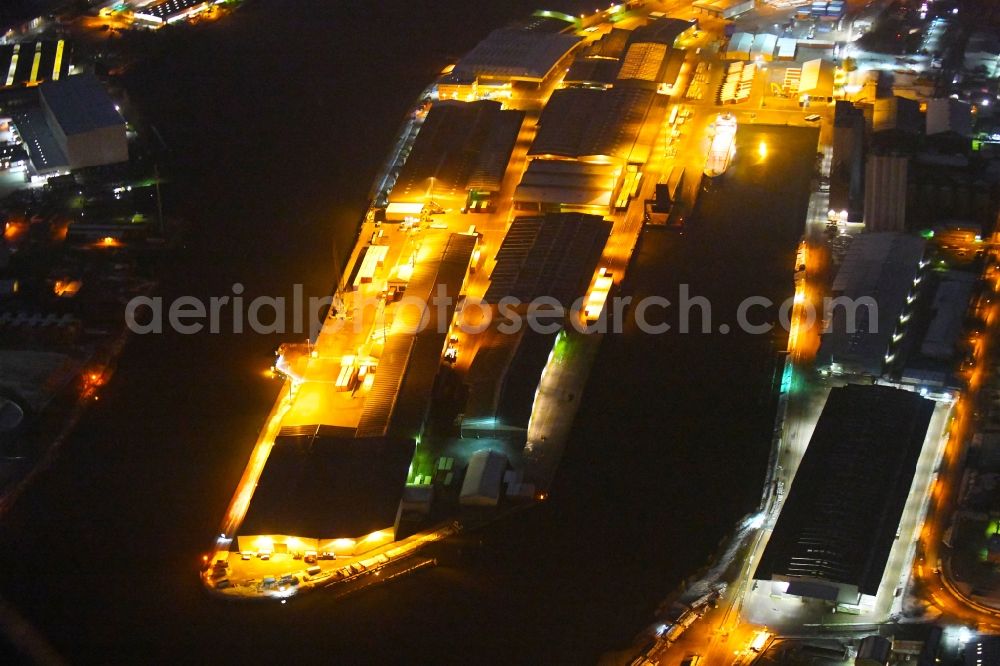 Lübeck at night from the bird perspective: Night lighting quays and boat moorings at the port of the inland port on shore of Trave in the district Falkenfeld - Vorwerk in Luebeck in the state Schleswig-Holstein, Germany