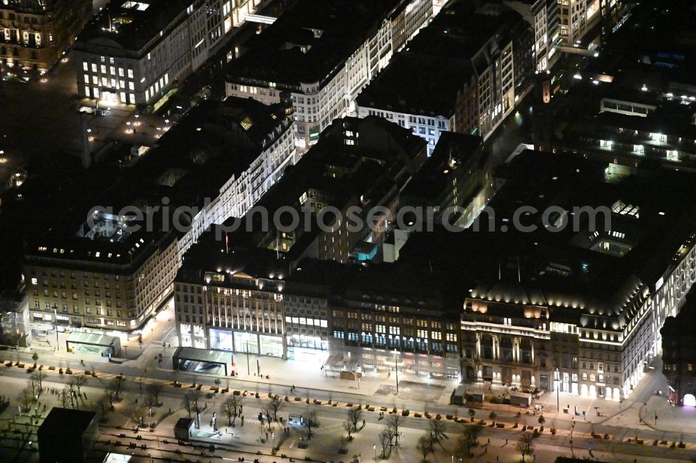 Aerial photograph at night Hamburg - Night lights and lighting building of the Alsterhaus shopping center on Jungfernstieg on the Inner Alster in Hamburg, Germany