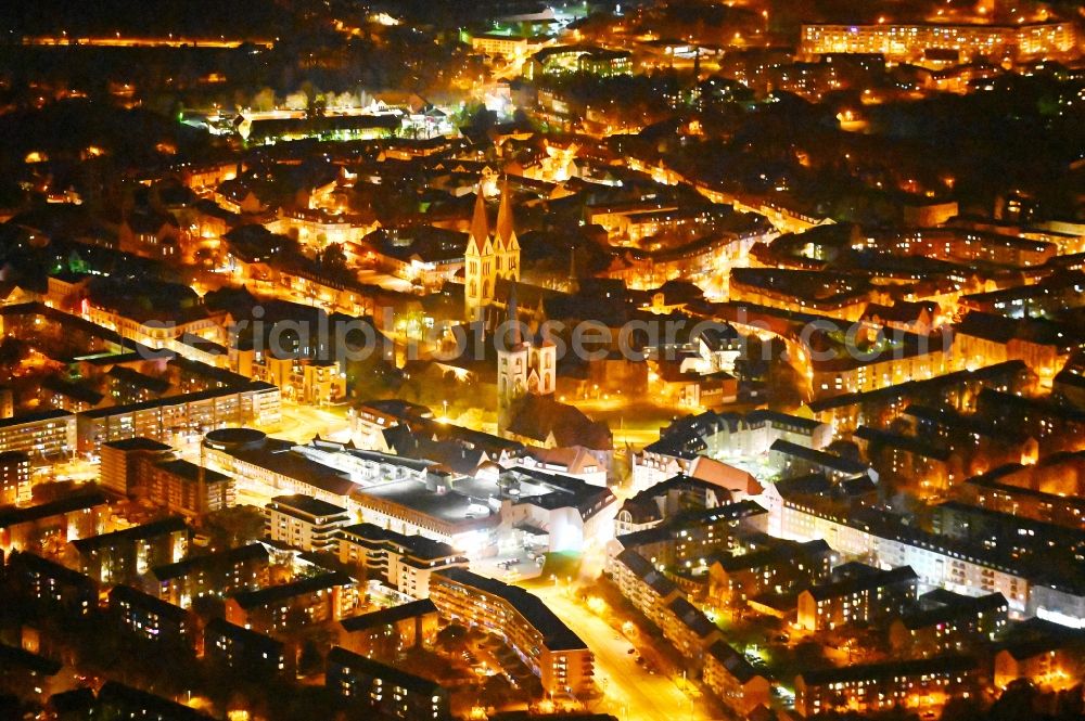 Aerial photograph at night Halberstadt - Night lighting church building of the cathedral and Domschatz in Halberstadt in the state Saxony-Anhalt, Germany