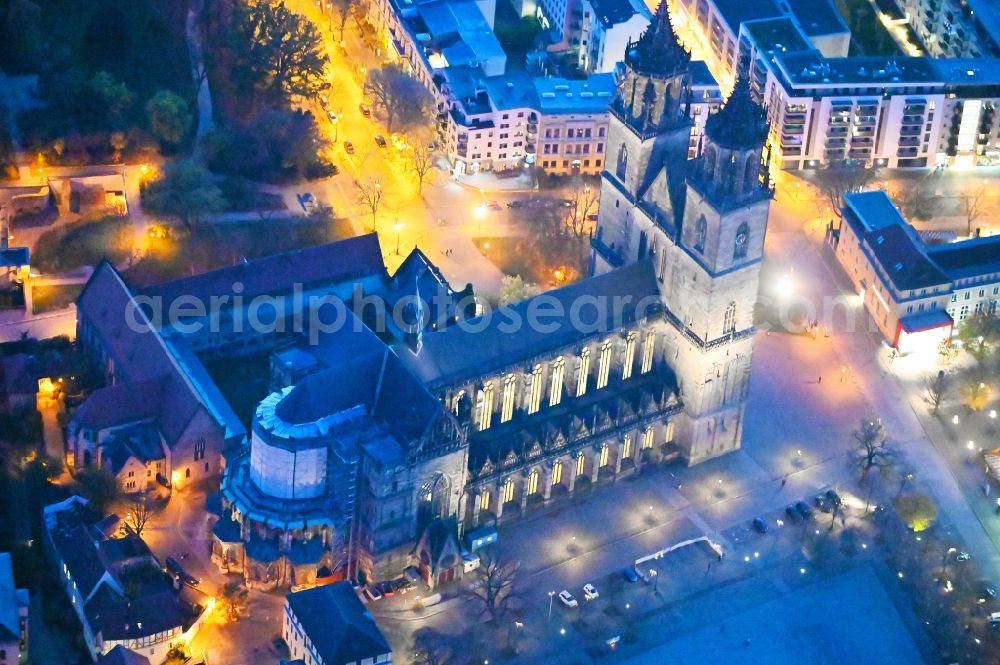 Magdeburg at night from the bird perspective: Night lighting church building of the cathedral in the district Altstadt in Magdeburg in the state Saxony-Anhalt