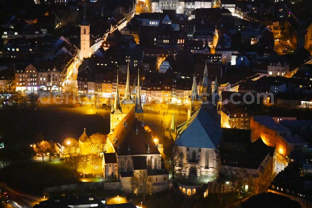 Erfurt at night from the bird perspective: Night lighting Church building of the cathedral in the old town in Erfurt in the state Thuringia, Germany