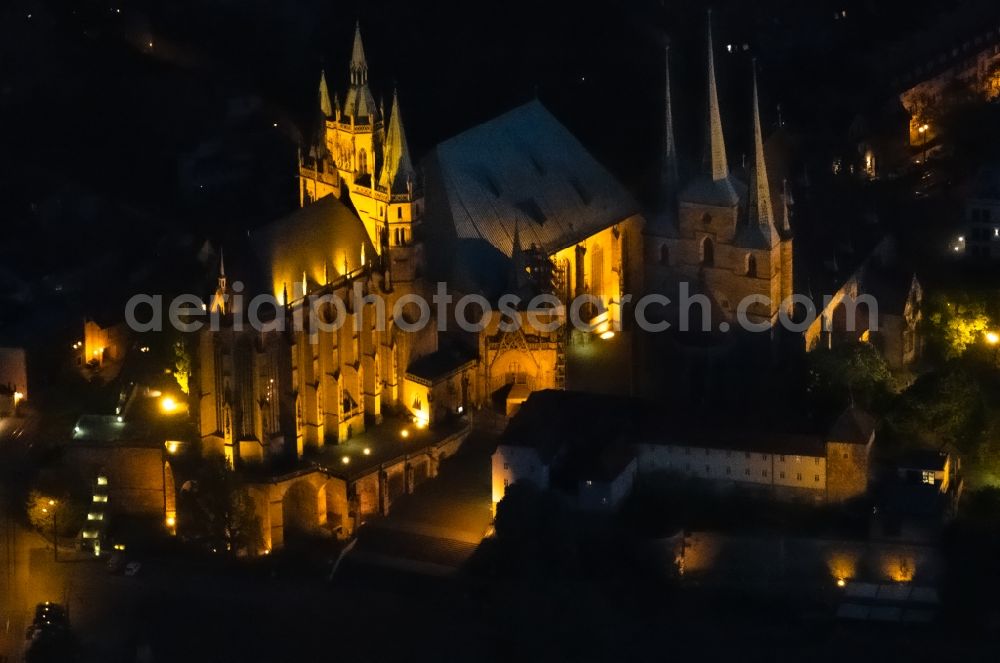 Erfurt at night from the bird perspective: Night lighting church building of the cathedral of of Erfurter Dom in the district Altstadt in Erfurt in the state Thuringia, Germany