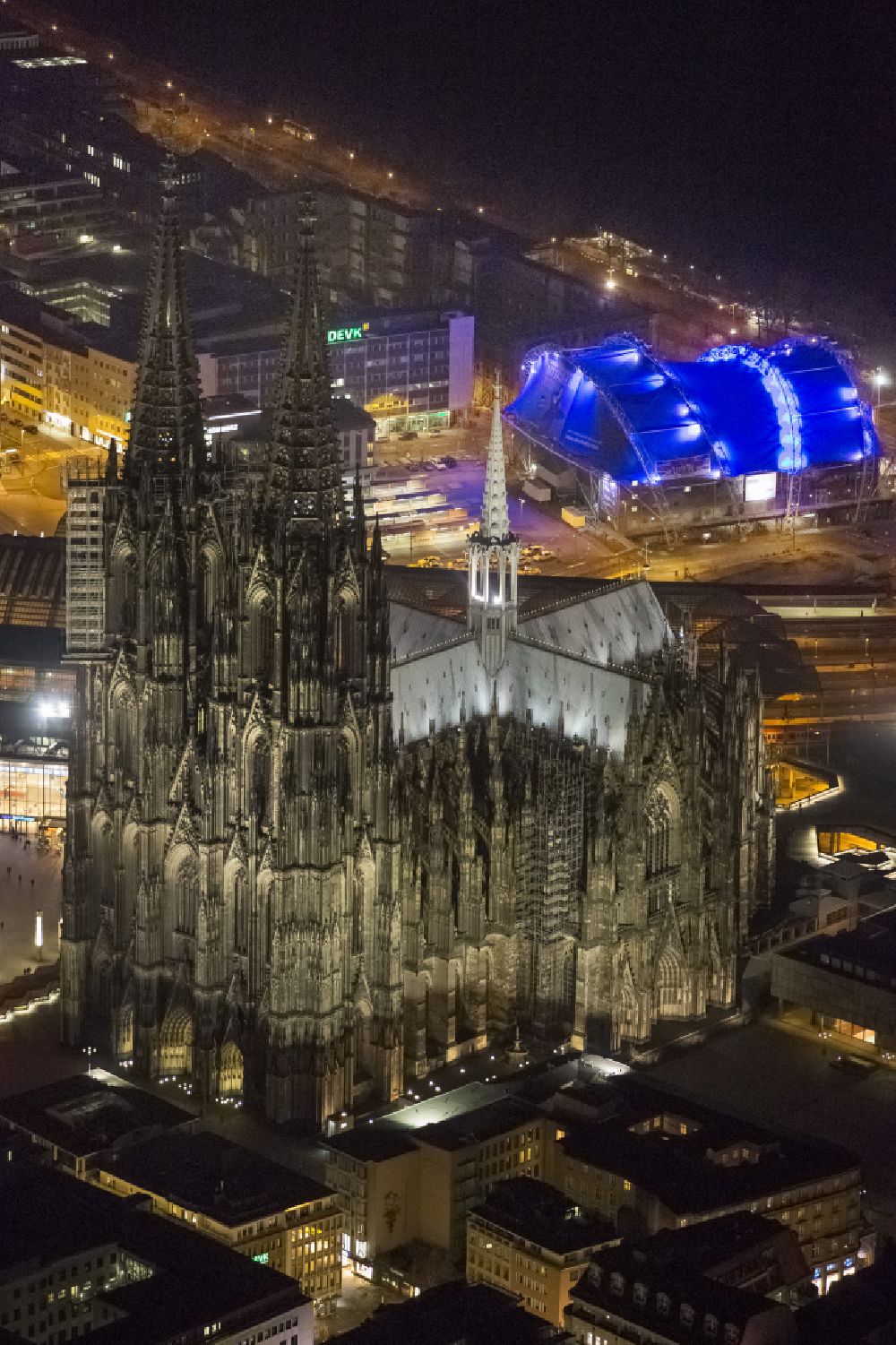 Aerial photograph at night Köln - Night lighting church building Koelner Dom in the old town center in the district Innenstadt in Cologne in the state North Rhine-Westphalia - NRW, Germany