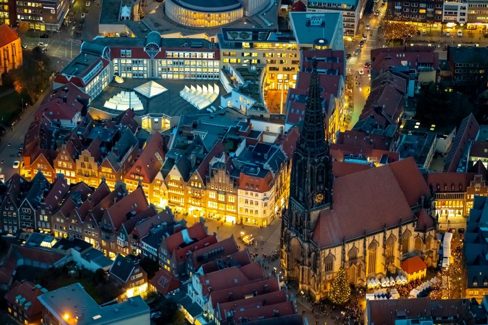 Münster at night from the bird perspective: Night lighting Church building in St. Lonberti-Kirche on Place Lambertikirchplatz on Old Town- center of downtown in Muenster in the state North Rhine-Westphalia, Germany