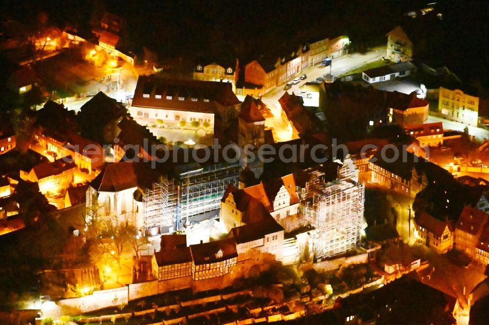 Quedlinburg at night from the bird perspective: Night lighting church building in of Stiftskirche Schlosskirche - St.Servatii on Schlossberg Old Town- center of downtown in Quedlinburg in the state Saxony-Anhalt, Germany