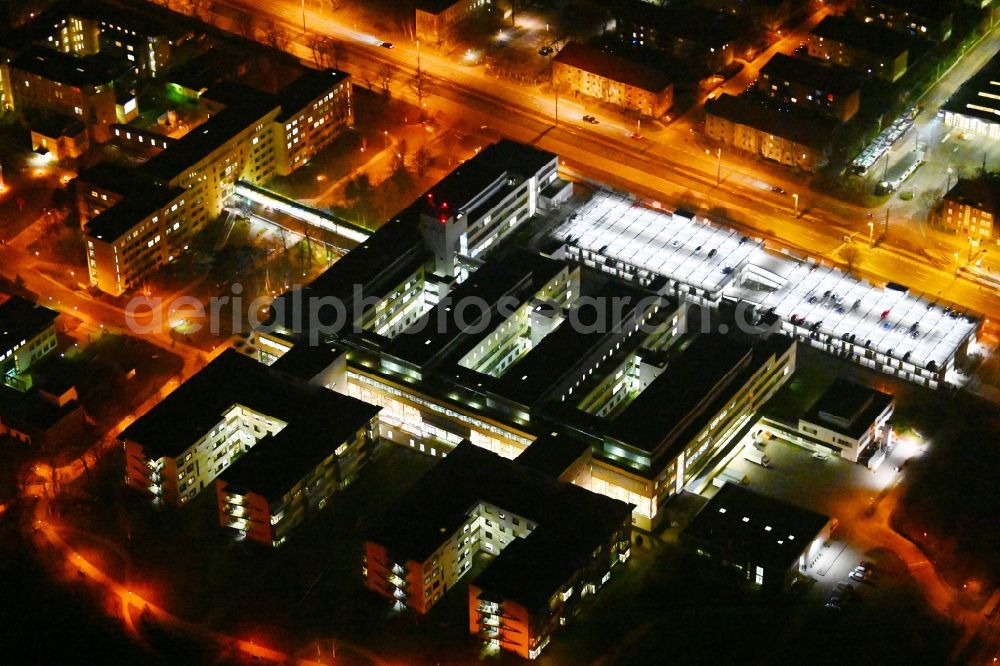 Erfurt at night from the bird perspective: Night lighting hospital grounds of the Clinic Helios Klinikum Erfurt in the district Andreasvorstadt in Erfurt in the state Thuringia, Germany
