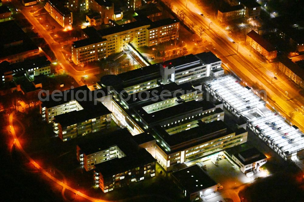 Aerial photograph at night Erfurt - Night lighting hospital grounds of the Clinic Helios Klinikum Erfurt in the district Andreasvorstadt in Erfurt in the state Thuringia, Germany
