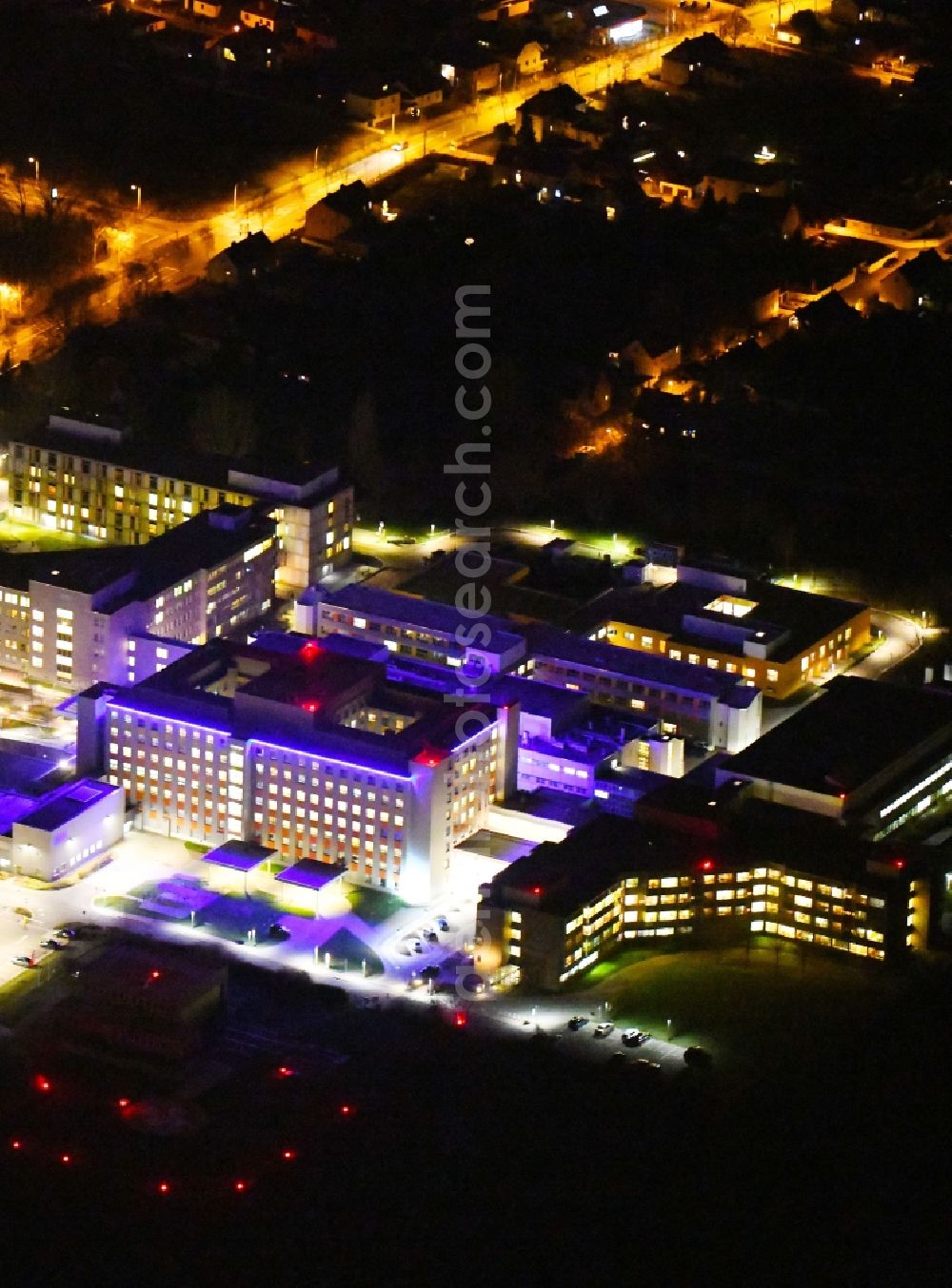 Magdeburg at night from the bird perspective: Night lighting Hospital grounds of the Clinic Klinikum Magdeburg an der Birkenallee in the district Neu Olvenstedt in Magdeburg in the state Saxony-Anhalt