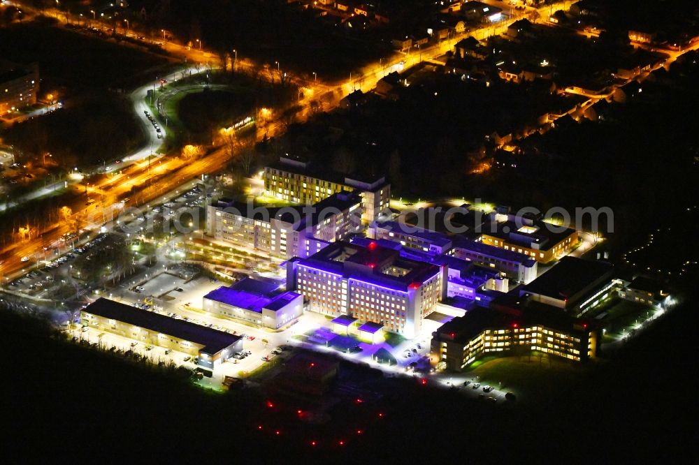 Aerial photograph at night Magdeburg - Night lighting Hospital grounds of the Clinic Klinikum Magdeburg an der Birkenallee in the district Neu Olvenstedt in Magdeburg in the state Saxony-Anhalt