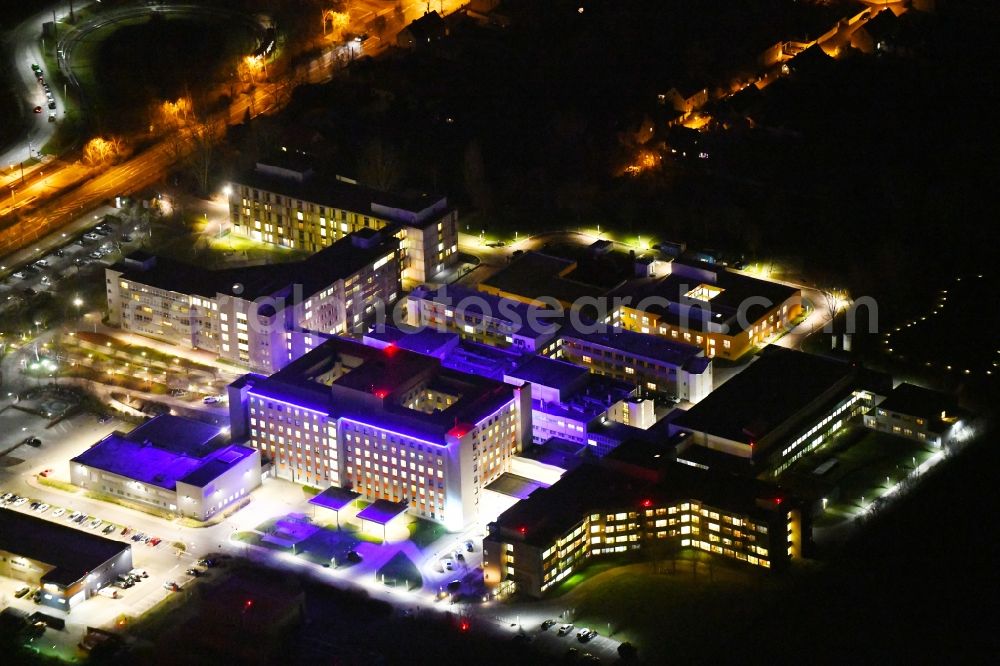 Aerial image at night Magdeburg - Night lighting Hospital grounds of the Clinic Klinikum Magdeburg an der Birkenallee in the district Neu Olvenstedt in Magdeburg in the state Saxony-Anhalt