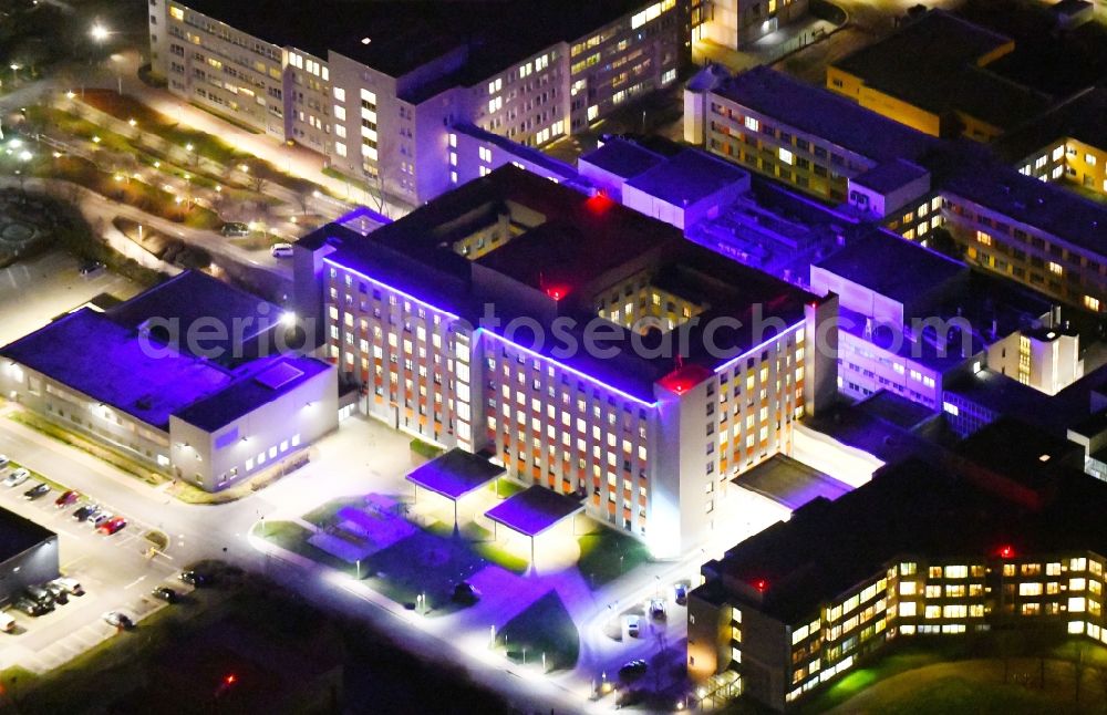 Aerial photograph at night Magdeburg - Night lighting Hospital grounds of the Clinic Klinikum Magdeburg an der Birkenallee in the district Neu Olvenstedt in Magdeburg in the state Saxony-Anhalt