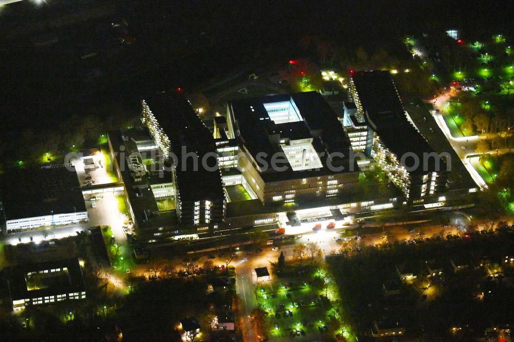Berlin at night from the bird perspective: Night lighting Hospital grounds of the Clinic Conpus Benjonin Franklin on Hindenburgdonm in the district Steglitz in Berlin, Germany