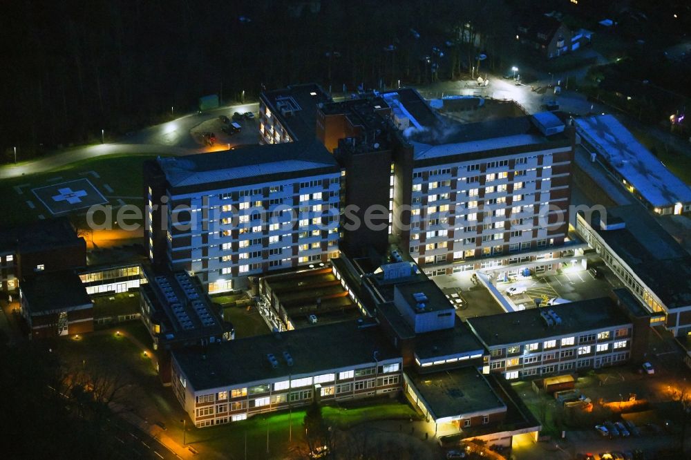 Stade at night from the bird perspective: Night lighting hospital grounds of the Clinic Elbe Klinik in the district Wiepenkathen in Stade in the state Lower Saxony, Germany