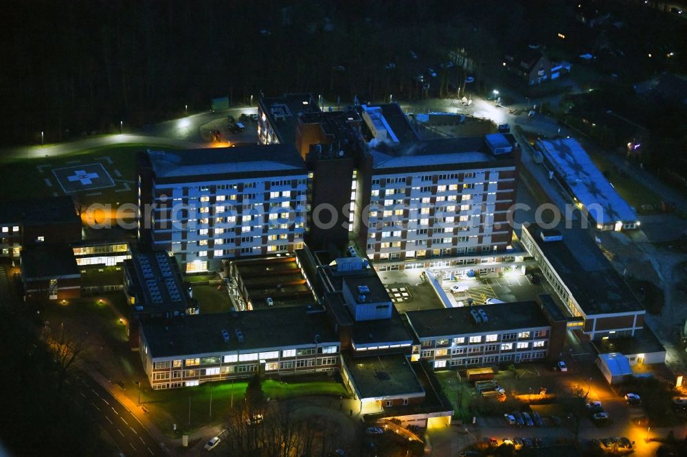 Aerial photograph at night Stade - Night lighting hospital grounds of the Clinic Elbe Klinik in the district Wiepenkathen in Stade in the state Lower Saxony, Germany