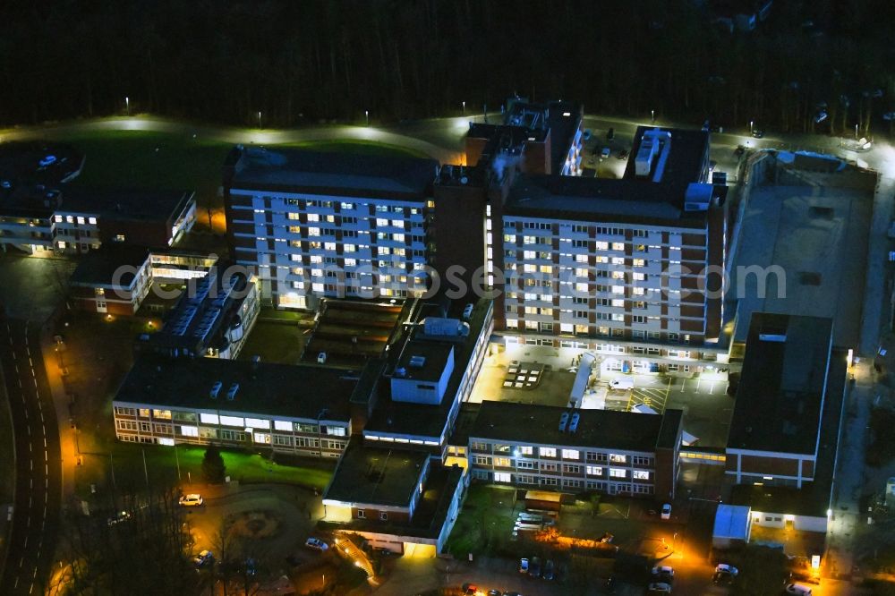Stade at night from above - Night lighting hospital grounds of the Clinic Elbe Klinik in the district Wiepenkathen in Stade in the state Lower Saxony, Germany