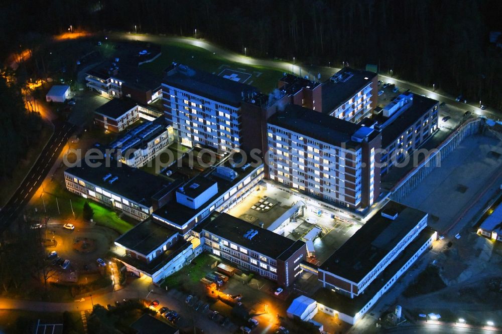 Stade at night from the bird perspective: Night lighting hospital grounds of the Clinic Elbe Klinik in the district Wiepenkathen in Stade in the state Lower Saxony, Germany